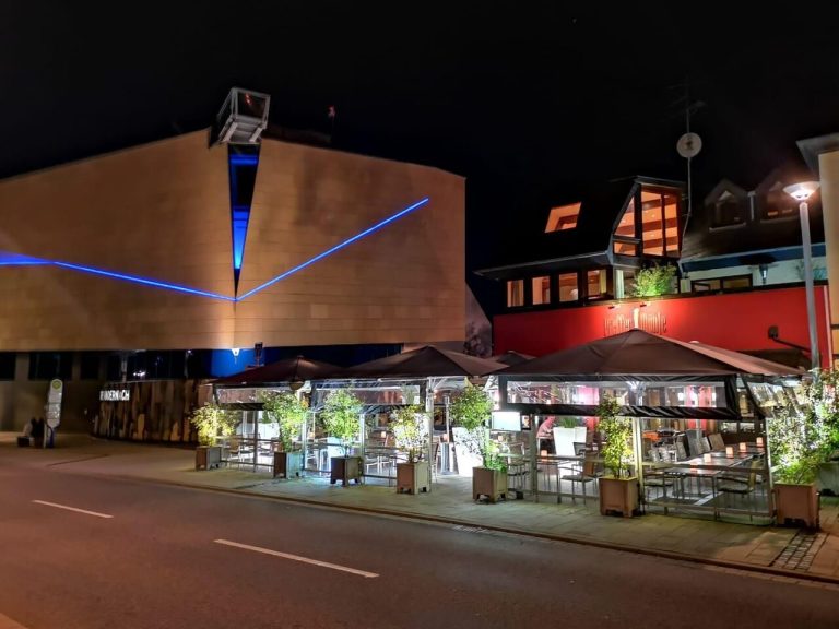 Pfeffermühle Restaurant Bild bei Dunkelheit von der Pfeffermühle und dem Geysir Zentrum in Andernach