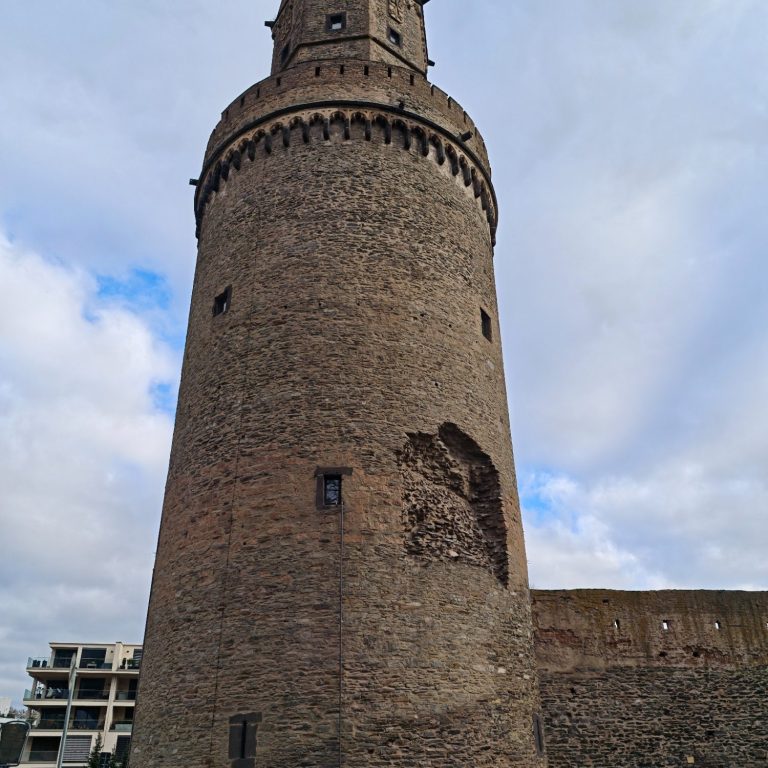 Runder Turm Andernach Runder Turm mit Kanonenkugel Loch in Andernach